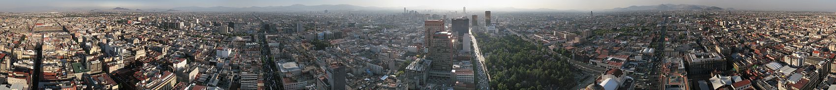 360° Panoramaansicht von Mexico City, gesehen von der Aussichtsplattform. Links der Zócalo in der historischen Altstadt, in der Bildmitte der Torre Mayor, im Vordergrund das Außenministerium und die Alameda.