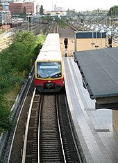 Einfahrender S-Bahnzug am Bahnhof