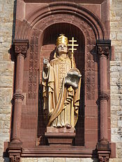 Statue Gregors II. an der Fassade von St. Bonifatius, Heidelberg