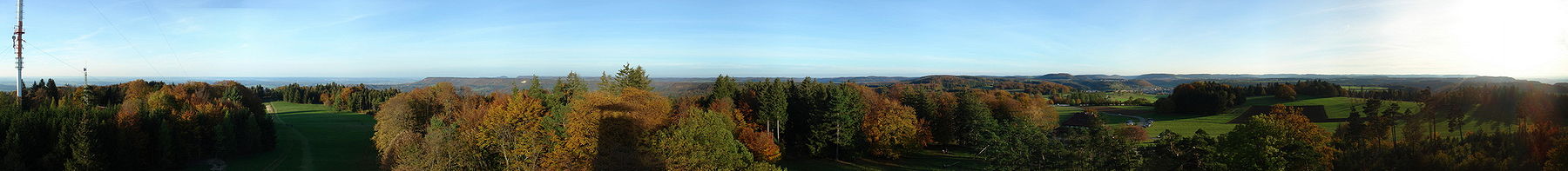 Rundblick vom Aussichtsturm Raichberg: Links im Westen der Sendeturm, in der Mitte der Dreifürstenstein, rechts im Süden Onstmettingen mit dem Schmiecha-Tal