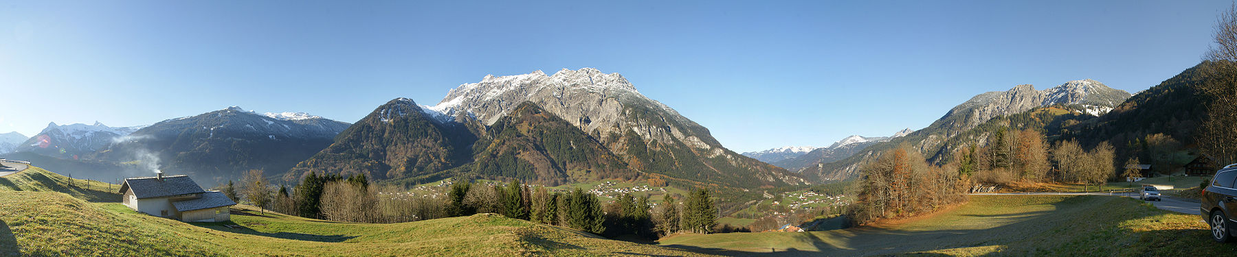220° Panoramablick vom Jetzmunt auf Sankt Anton im Montafon und Vandans. Das Bergmassiv in der Bildmitte ist die Vandanser Steinwand. Links die zwei schneebedeckten Spitzen sind die Tschaggunser Mittagspitze 2.168 m und das Tilisuna-Schwarzhorn 2.460 m im Rätikon.