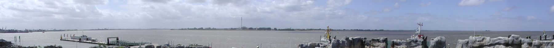 Die Wesermündung bei Bremerhaven. Die Nordsee beginnt auf der rechten Seite.