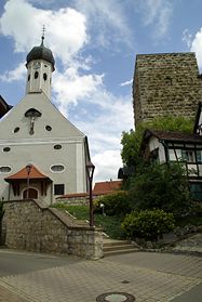 Bergfried der Ruine Jungnau neben der St. Anna Kirche