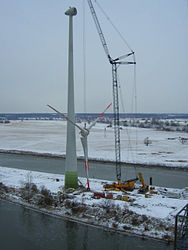 Windenergieanlage auf der Nordspitze der Insel - im Vordergrund Zweigkanal Magdeburg, dahinter Abstiegskanal Rothensee, im Hintergrund die Elbe