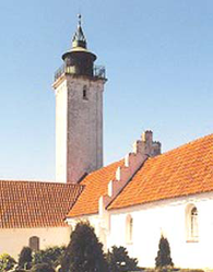 Kirche mit Leuchtturm