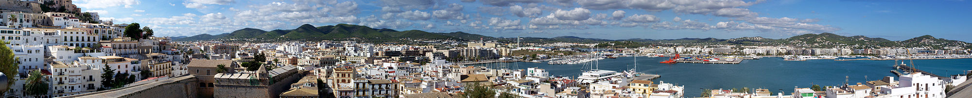 Panoramabild Eivissas: Links die Altstadt Dalt Vila, rechts der Hafen