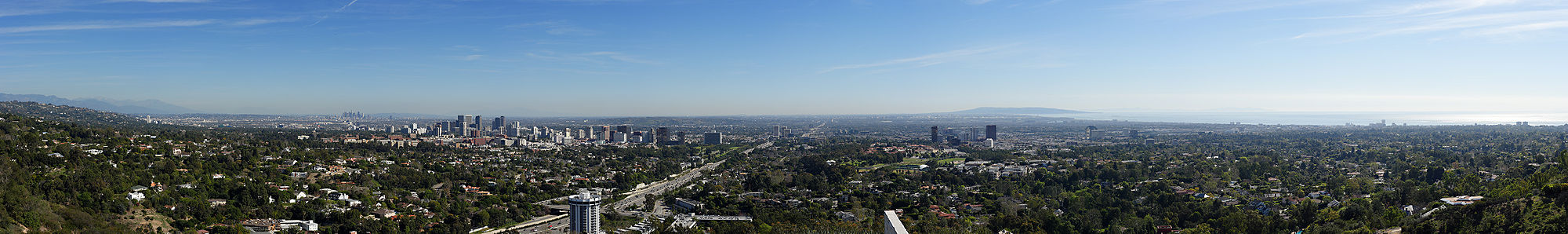 Blick vom Getty Center über Los Angeles in Richtung Süden. Die Interstate 405 ist in der Bildmitte zu sehen.