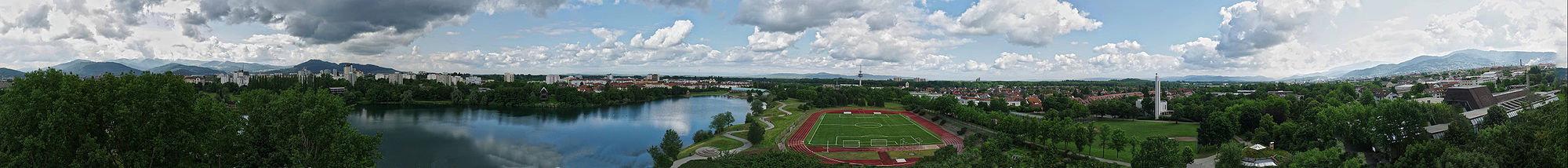360° Panoramabild von der Plattform des Seeparkturms. Links im Vordergrund Betzenhausen, in der Mitte der Seepark, rechts im Vordergrund Mooswald