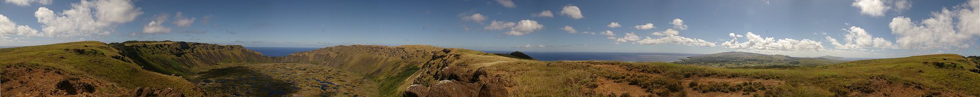 Blick über Rano Kao nach Süden und weiter von Hanga Roa über die Insel nach Norden