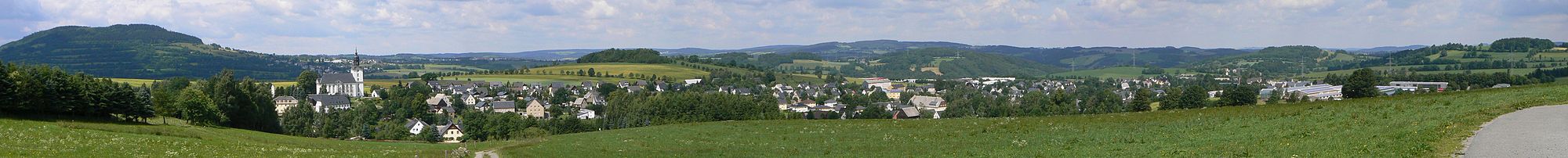 Panorama-Aufnahme des nordlichen Teils von Mildenau mit dem Pöhlberg