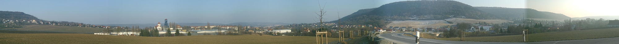 Panoramabild Sondershausen (West, Winter 2011); von links nach rechts: Frauenberg mit Jechaburg, Umgehungsstraße, Petersenschacht, Franzberg, Zentrum mit Schloss, Possen, Bebra