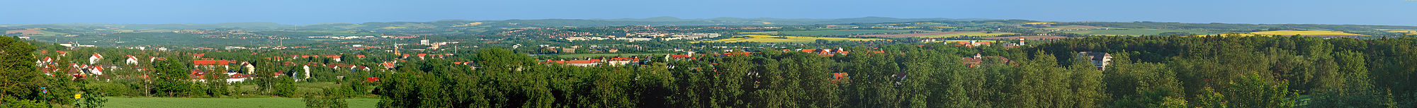 Panorama-Aufnahme des südöstlichen Teils von Zwickau, am Horizont der Höhenzug des Westerzgebirges