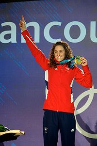 Amy Williams bei der Verleihung der Olympischen Goldmedaille 2010 in Vancouver