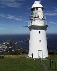 Der Leuchtturm der Insel, im Hintergrund die Needle Rocks