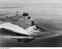 Das U-Boot U 4 in See.