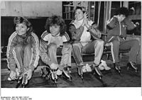 Andrea Ehrig, Gabriele Zange, Karin Enke und Sabine Brehm (rechts) beim Eisschnelllauf-Weltcup in Berlin am 26. November 1988