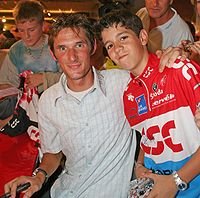 Fränk Schleck (links) mit einem jungen Fan