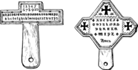 Zwei Buchstabentafeln in Kreuzform