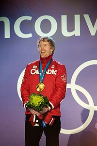 Jon Montgomery bei der Medaillenübergabe bei den Olympischen Spielen 2010 in Vancouver