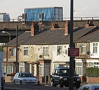 Wohnhäuser und Motorway M5 in Smethwick