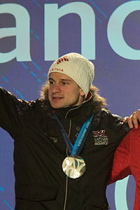 Martins Dukurs bei der Medaillenzeremonie der Olympischen Winterspiele 2010