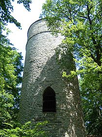 Runder Bergfried (18 m hoch); einziges noch erhaltenes Bauwerk der Burg Grubenhagen