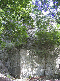 Ruine des fünfeckigen Bergfrieds der Winzenburg