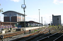 Bahnsteig und Gebäude der Reederei AG Ems