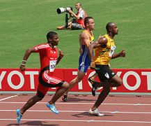 Asafa Powell (rechts in gelb) bei den Weltmeisterschaften 2007