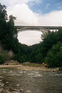 Zusammenfluss des Schwarzwassers mit der Sense. Oben die beiden Schwarzwasserbrücken