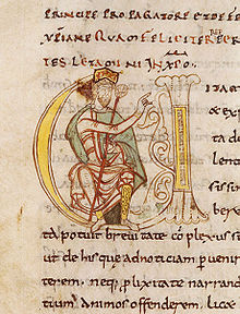 Éginhard Vita Caroli magni imperatoris-Lettrine V historiée Charlemagne assis.jpg