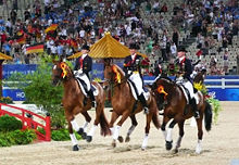Heike Kemmer mit Bonaparte (Mitte) als Teil des Dressurteam bei den Olympischen Spielen 2008