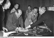 Foto der Unterzeichnung des Münchener Abkommens mit Schmundt im Hintergrund