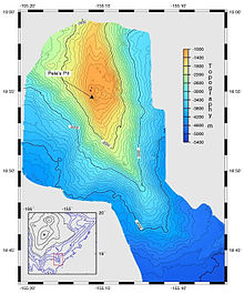 Karte mit der Topographie eines Nord-Süd-Rückens, der einen etwas östlich von der Südrichtung liegenden Verlauf hat. Eingezeichneter Pfeil zeigt auf Pele's Pit. Pele's Pit liegt etwa 1000 Meter unter der Meeresoberfläche; nach Süden hin senkt sich der Rücke um etwa 3500 Meter zum Ozeanboden ab.