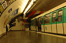 Paris - Entrée en gare du métro à la station Cadet (ligne 7) - 3.jpg