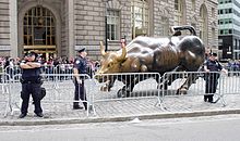 New Yorker Polizisten vor Absperrgittern, dahinter ein bronzener Stier.
