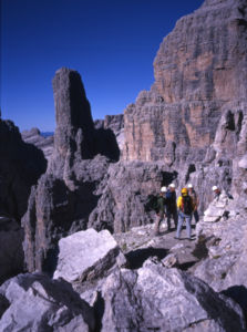 Bergsteigergruppe auf dem Sentiero delle Bocchette Centrale, im Hintergrund die Guglia (Campanile Basso)