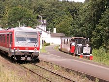 Normalspur begegnet Schmalspur im Bahnhof Bad Malente-Gremsmühlen (2007).