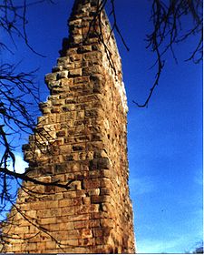 spätromanischer Bergfried mit Buckelquader