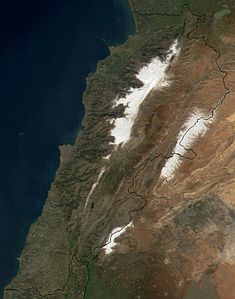 Satellitenkarte, gut erkennbar die schneebedeckten Berge des Libanongebirges (links) und des Anti-Libanon (rechts). Dazwischen liegt die Bekaa-Ebene. Unten rechts liegt der Hermon.
