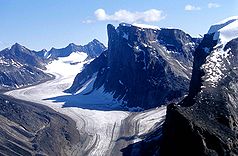 Charakteristische Bergformationen und Gletscher