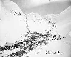 1898: Goldsucher steigen von Skagway auf dem Chilkoot Trail über den White Pass zu den Goldfeldern