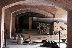 Kanone aus dem 19. Jahrhundert in den Kasematten des Forts