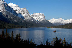 St. Mary Lake mit markanter Bergkette