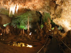 Weg in der Höhle zwischen Felsformationen
