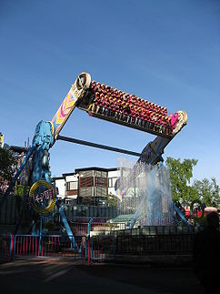 ein Top Spin namens Kieputin im finnischen Freizeitpark Linnanmäki in Helsinki
