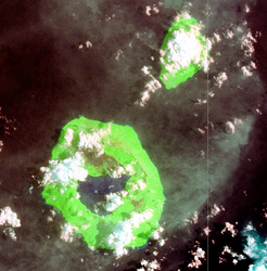 NASA-Satellitenbild (Geocover 2000)Kao ist die kleinere Inselsüdwestlich davon liegt Tofua