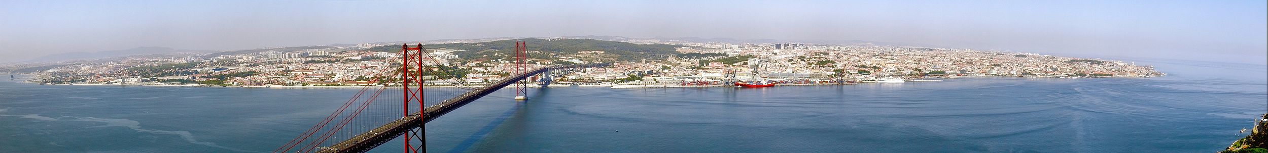 Blick vom Cristo Rei (Almada) über den Tejo auf Lissabon (Klick für hochauflösende Version)