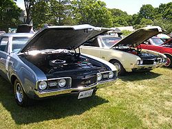 1968er (links) und 1969er (rechts) Oldsmobile 44