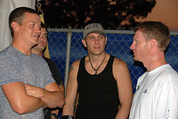 Die Bandmitglieder Brad Arnold, Chris Henderson & Todd Harrell mit NASCAR-Fahrer Dale Earnhardt Jr. am 4. Oktober 2008 (v. l. n. r.)